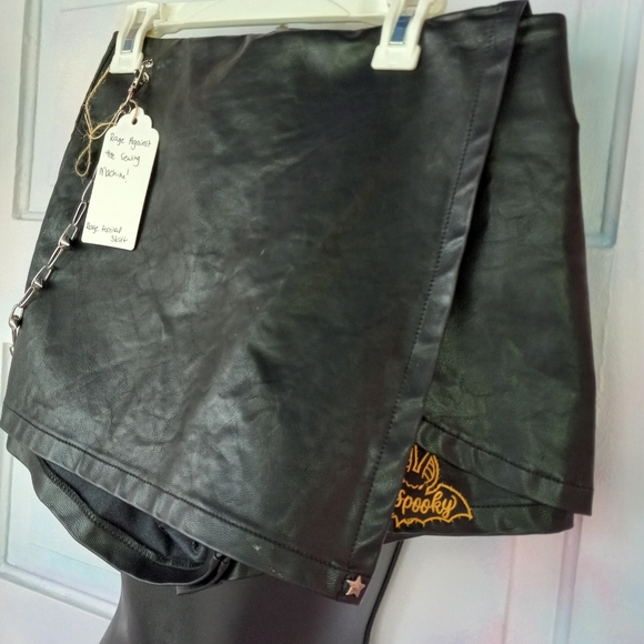 💥Host Pick! Ooak vegan leather spooky Bat Babe custom skort w pocket SOLD @shop - Picture 5 of 13